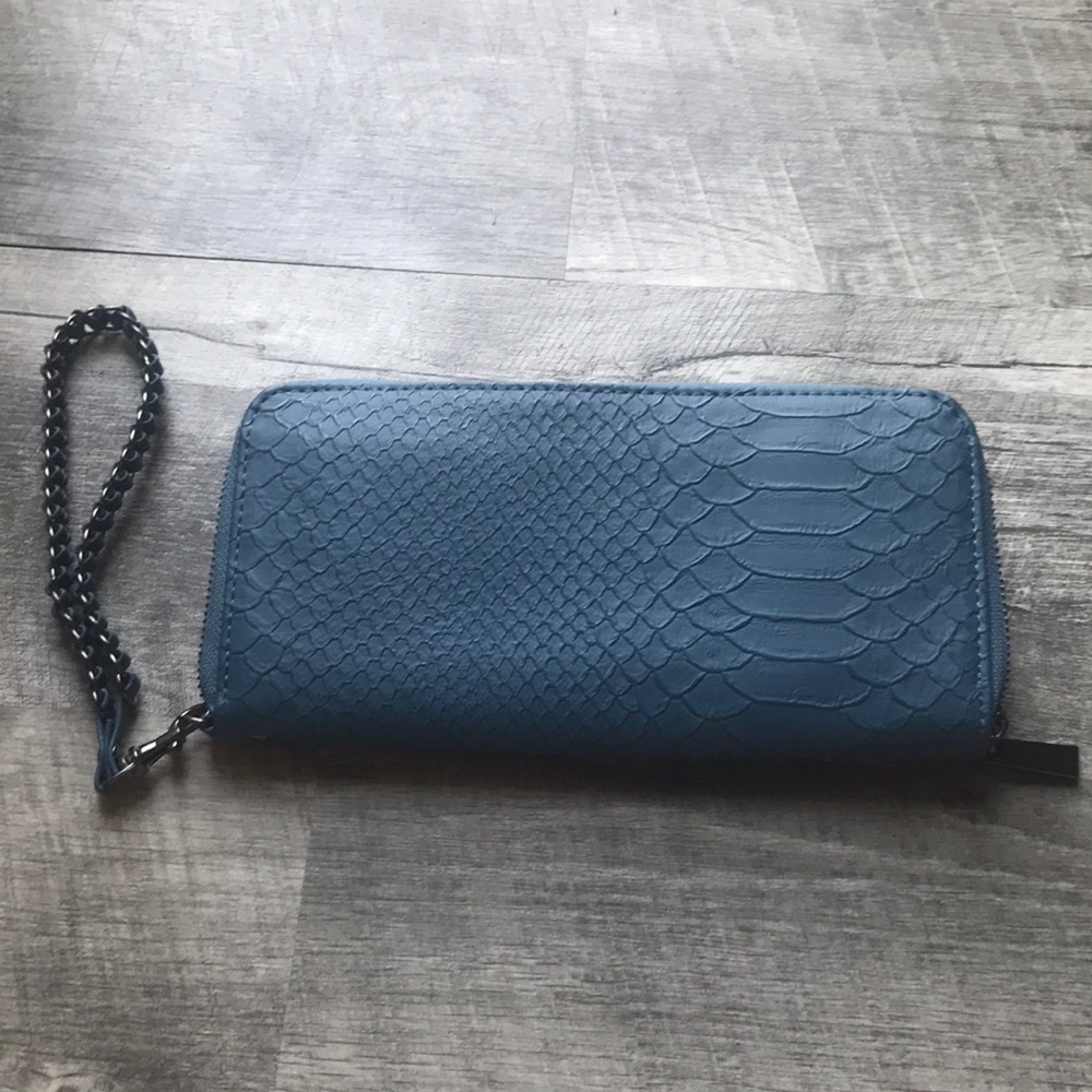 Blue snakeskin print textured wristlet wallet